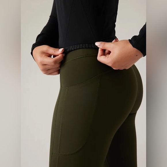 NWT Athleta Momentum Seamless Sport Length Top, black, size large - Picture 5 of 5